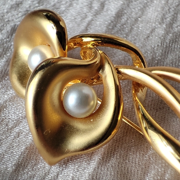 Double Gold Tone Vintage Flower Calla Lily Brooch Lapel Pin Faux Pearls Unsigned - Picture 4 of 9